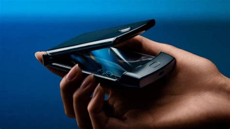 Verizon Flip Smartphone Design and Display